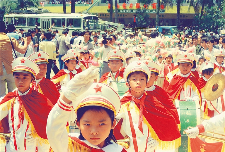 敲锣打鼓助兴的小学生队伍.jpg